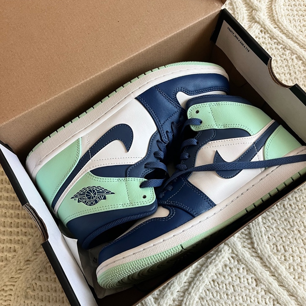 HARDLY WORN Air Jordan 1 Mid